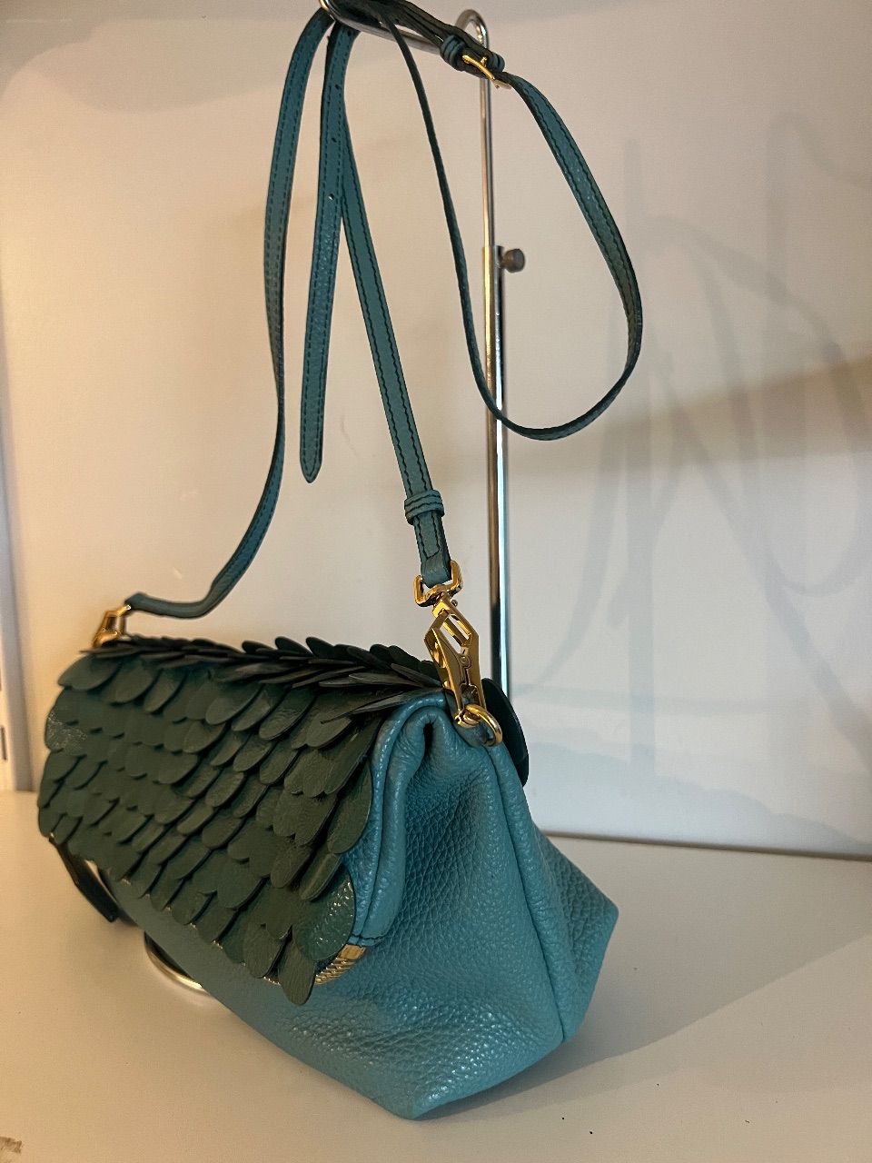 Bolsa crossbody couro turquesa com aplicações circulares — foto 2