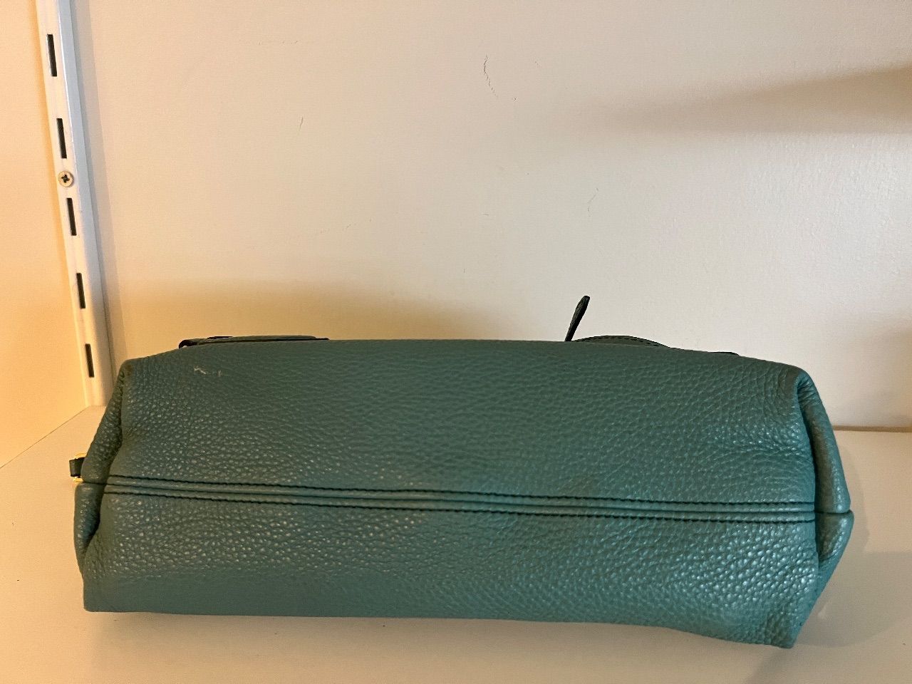Bolsa crossbody couro turquesa com aplicações circulares — foto 3