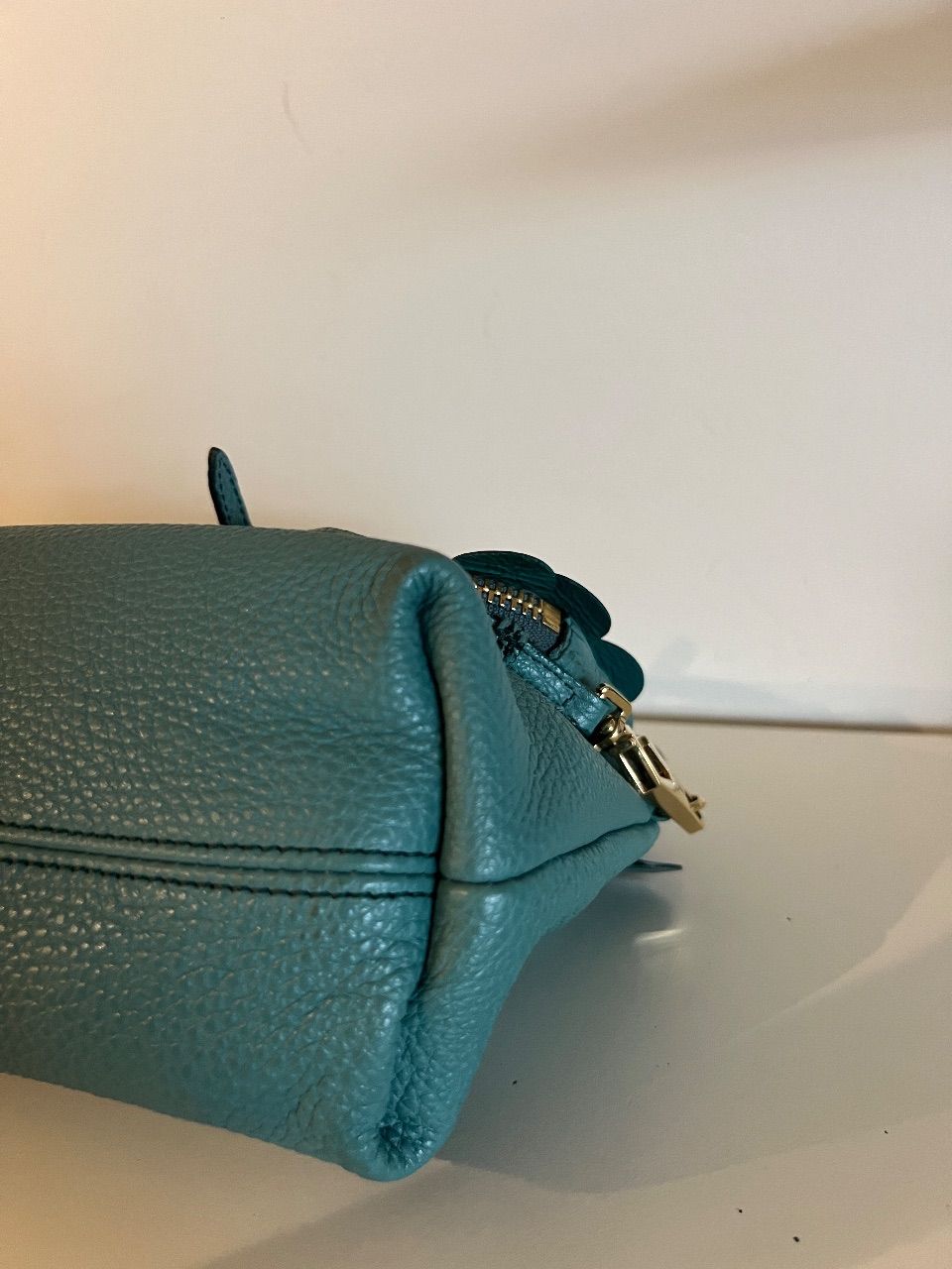 Bolsa crossbody couro turquesa com aplicações circulares — foto 4