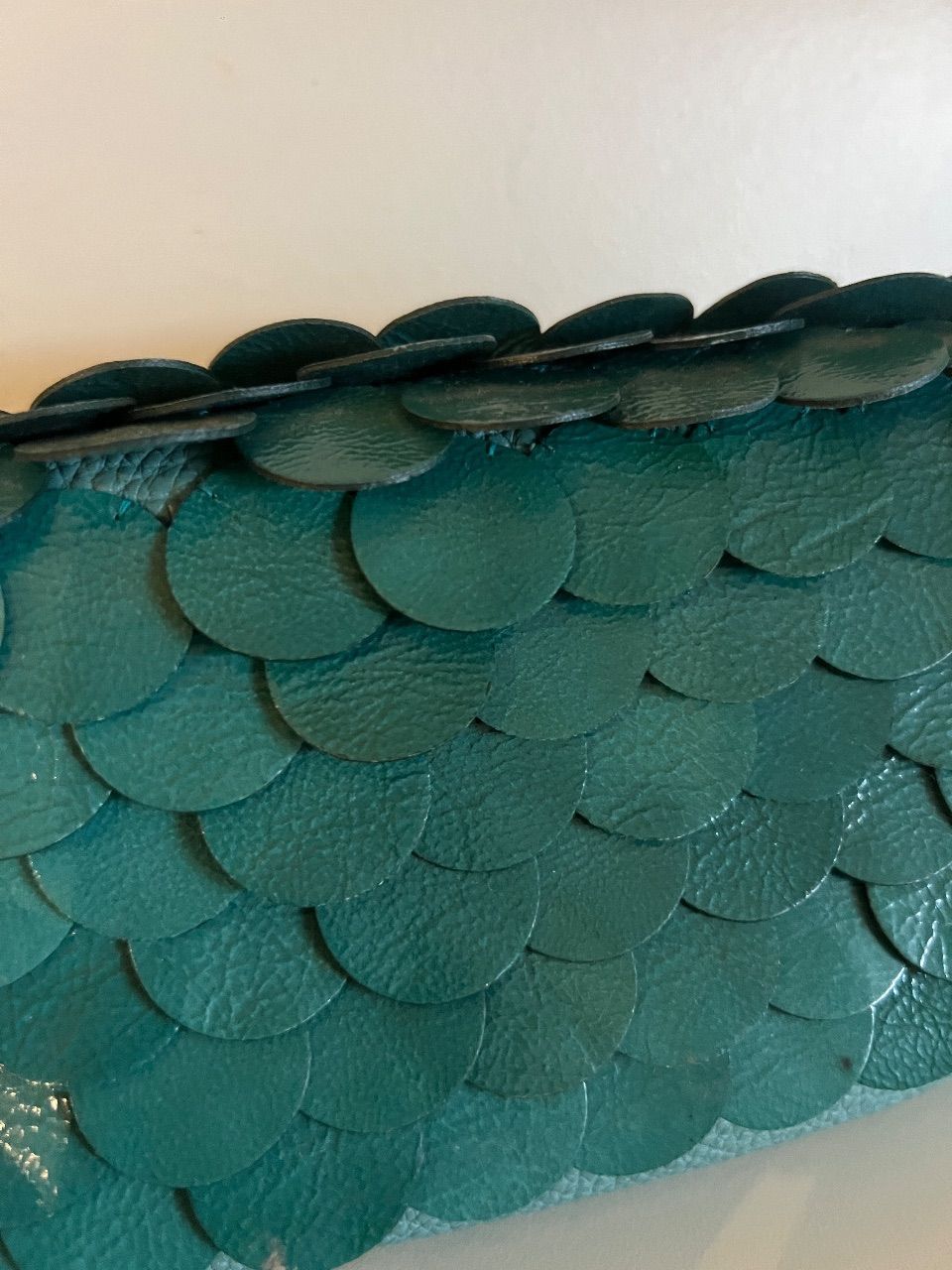 Bolsa crossbody couro turquesa com aplicações circulares — foto 6