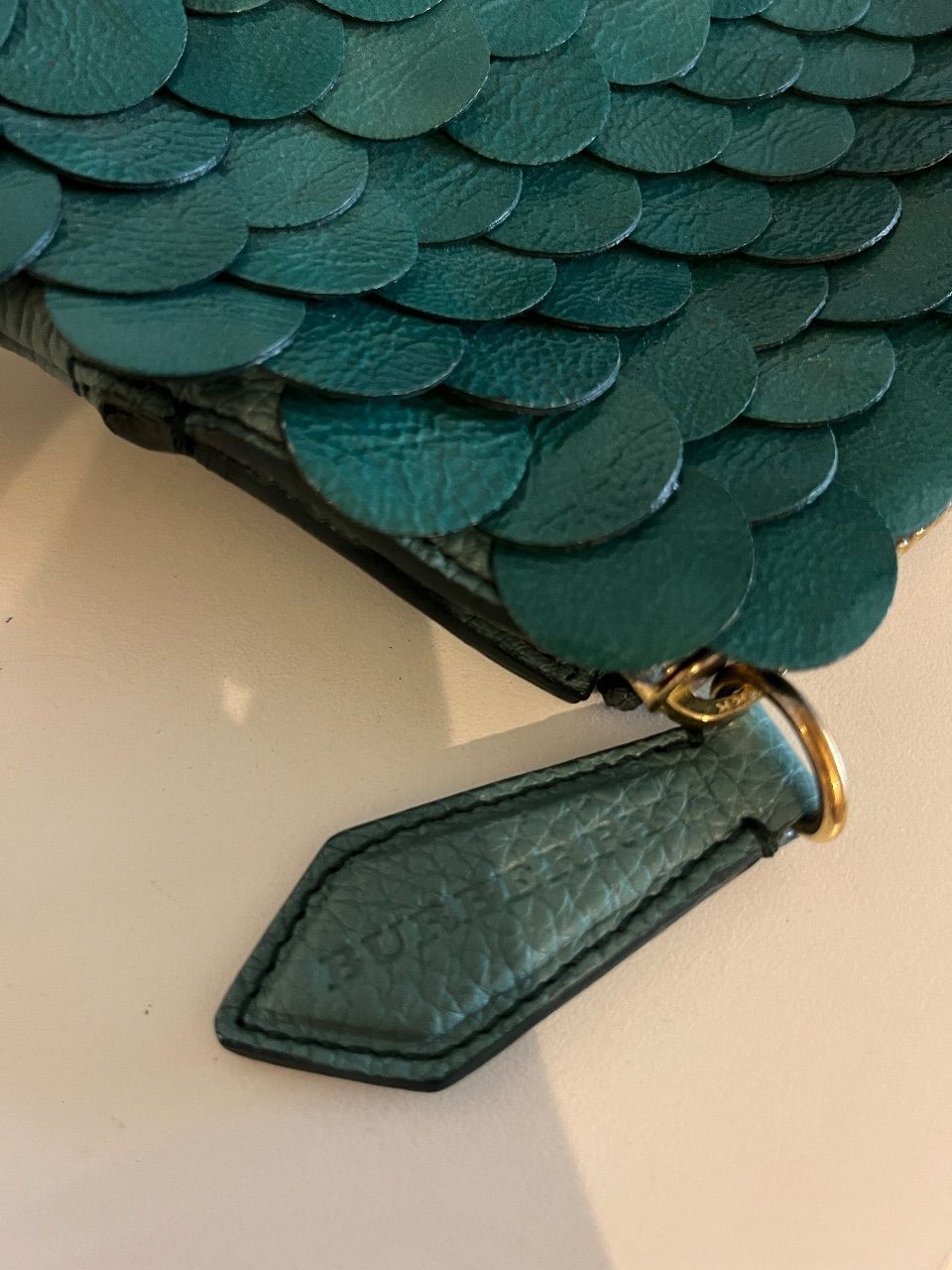 Bolsa crossbody couro turquesa com aplicações circulares — foto 7