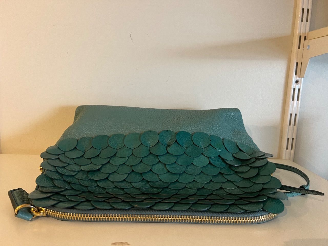 Bolsa crossbody couro turquesa com aplicações circulares — foto 8
