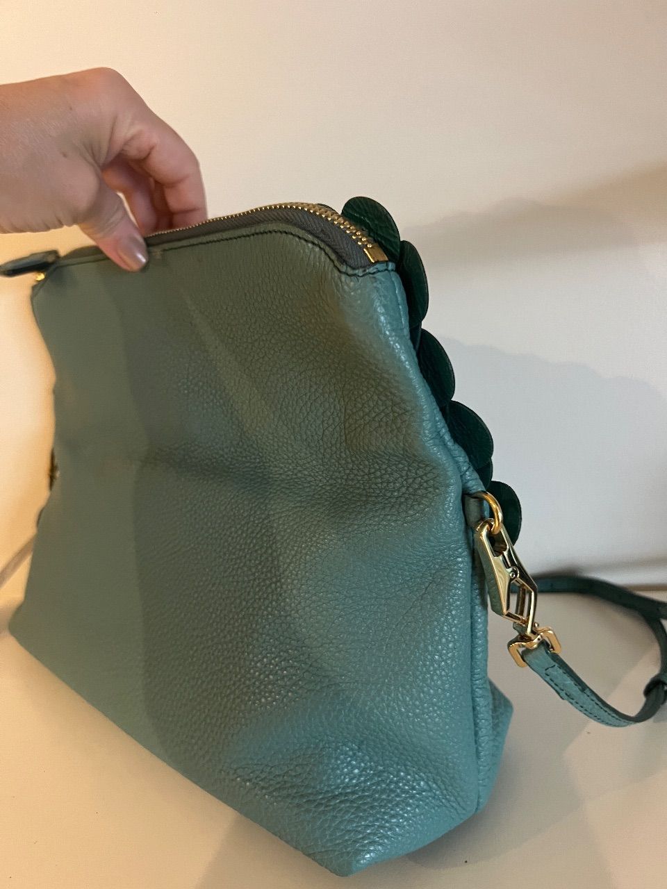 Bolsa crossbody couro turquesa com aplicações circulares — foto 9