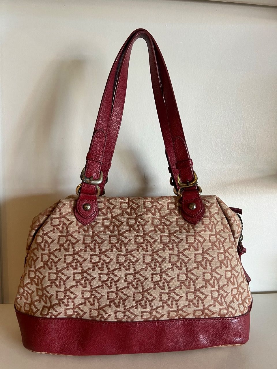 Bolsa tote tecido monograma bege com couro vinho — foto 3