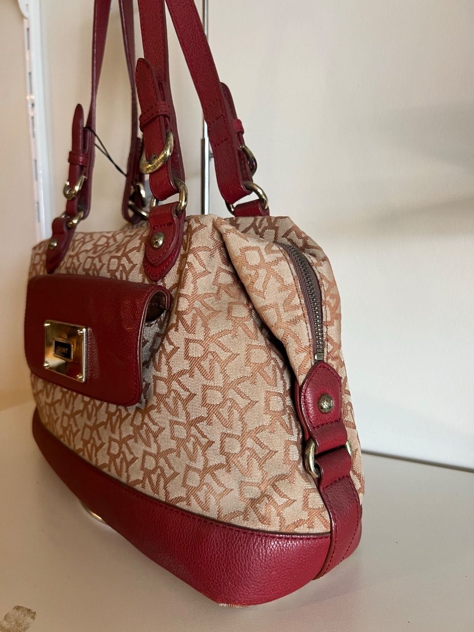 Bolsa tote tecido monograma bege com couro vinho — foto 4