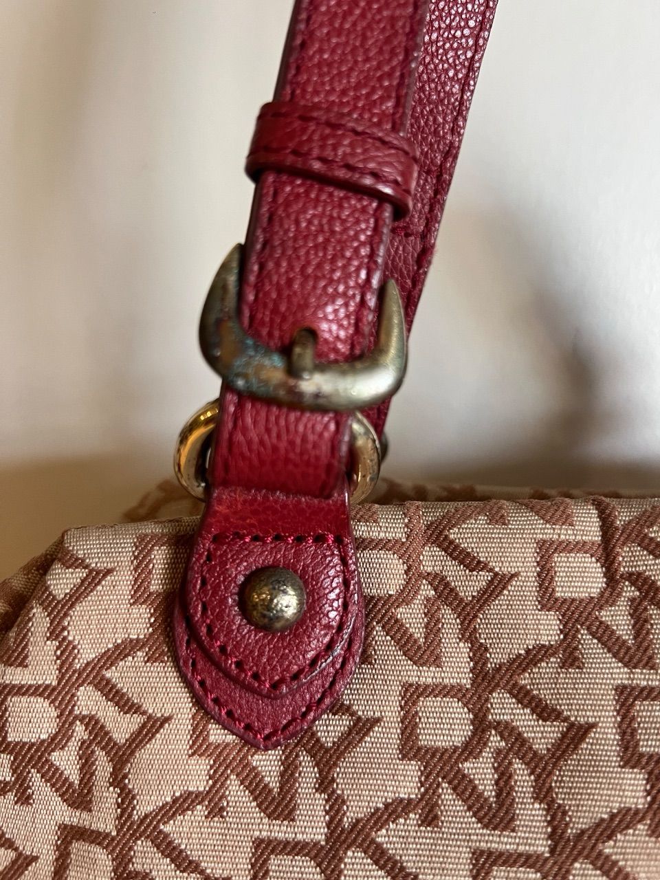 Bolsa tote tecido monograma bege com couro vinho — foto 5