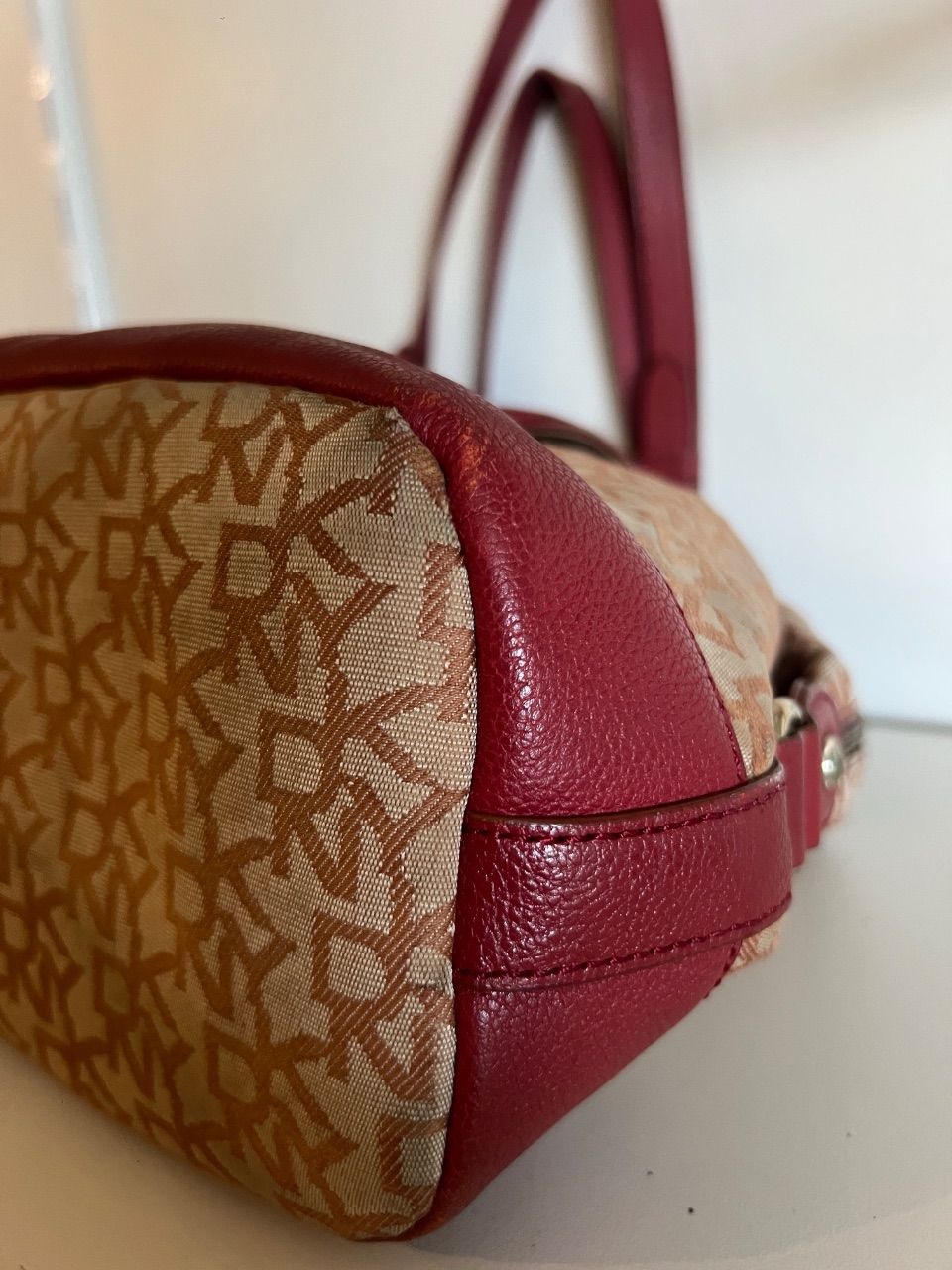 Bolsa tote tecido monograma bege com couro vinho — foto 6