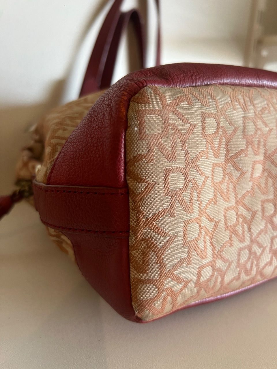 Bolsa tote tecido monograma bege com couro vinho — foto 7