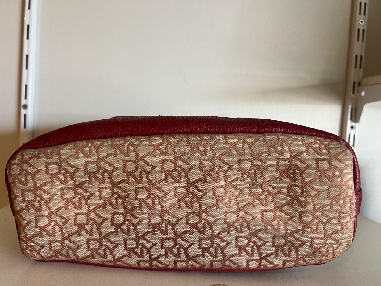 Bolsa tote tecido monograma bege com couro vinho — foto 8