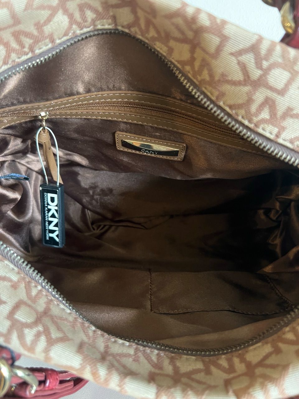 Bolsa tote tecido monograma bege com couro vinho — foto 9