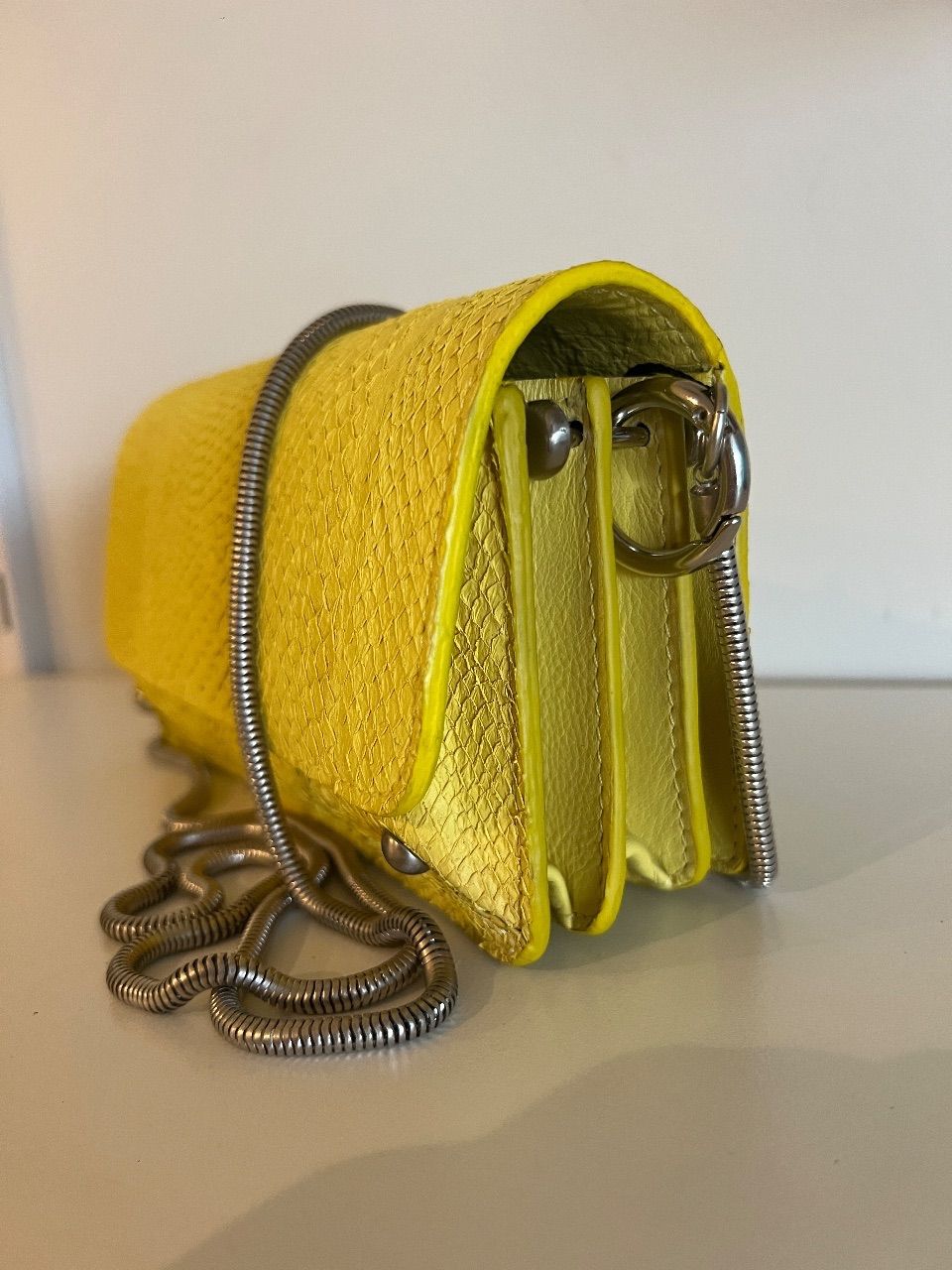 Bolsa crossbody couro amarelo com corrente metálica — foto 2