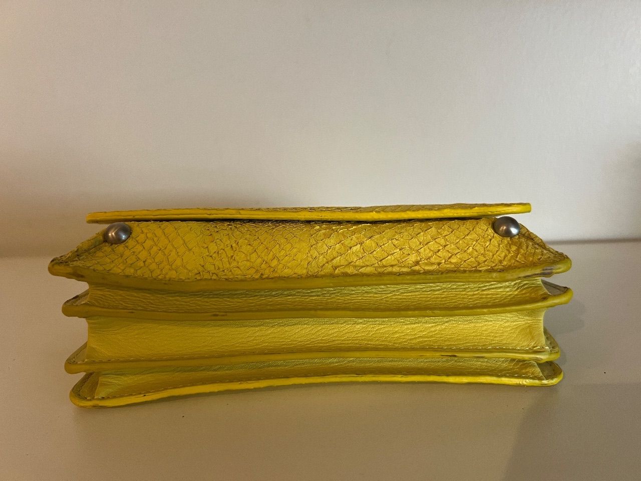 Bolsa crossbody couro amarelo com corrente metálica — foto 3