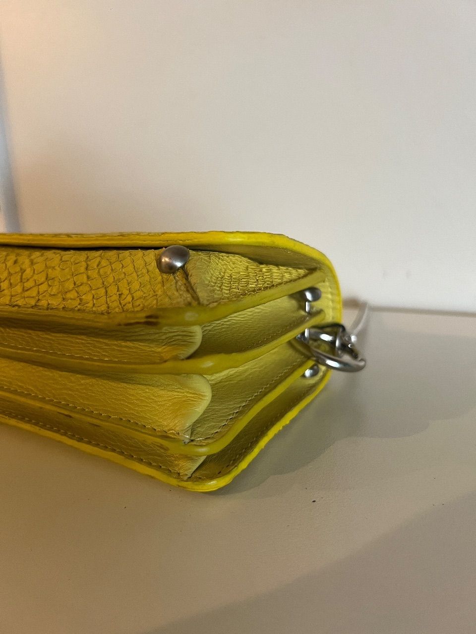 Bolsa crossbody couro amarelo com corrente metálica — foto 4