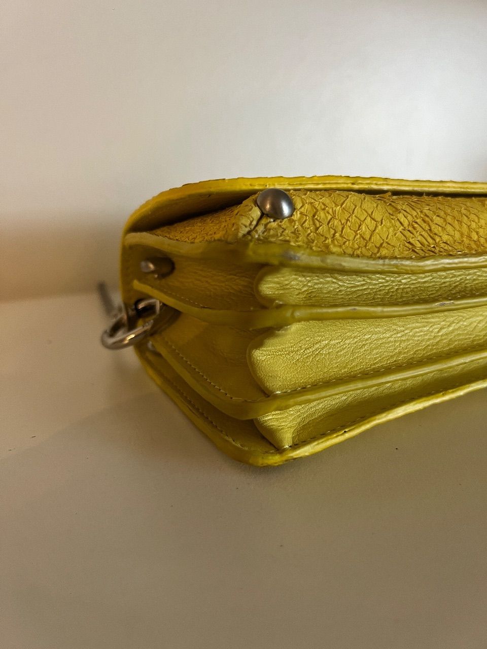 Bolsa crossbody couro amarelo com corrente metálica — foto 5