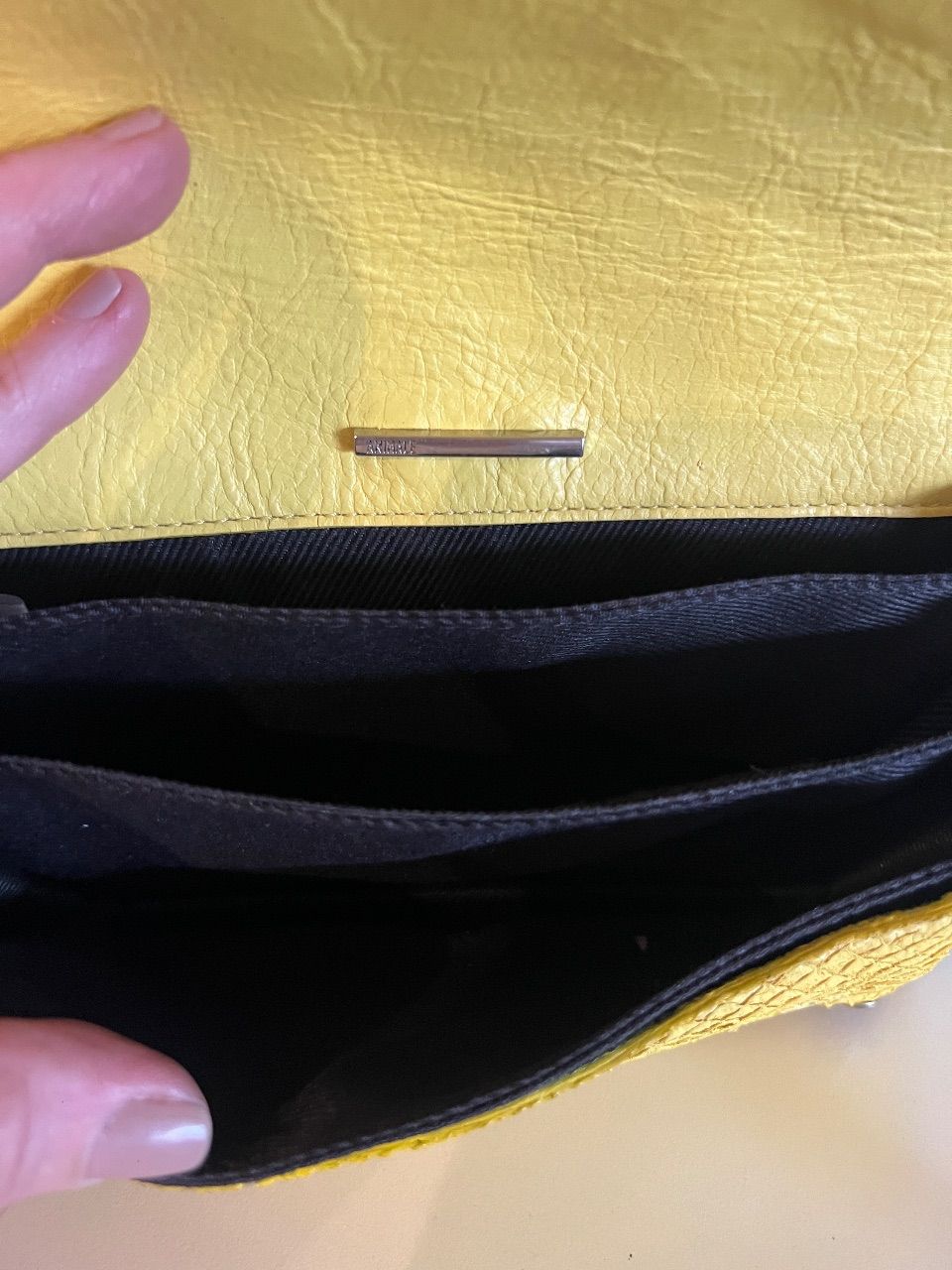 Bolsa crossbody couro amarelo com corrente metálica — foto 6