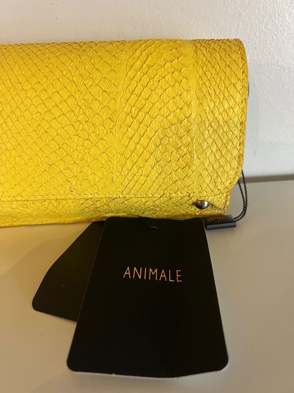 Bolsa crossbody couro amarelo com corrente metálica — foto 7