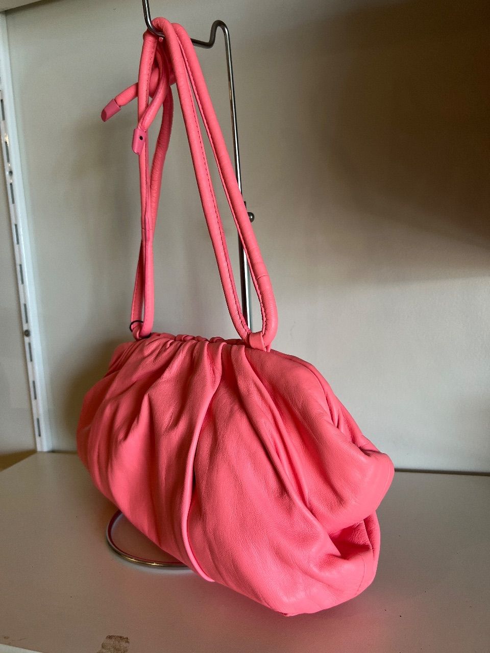 Bolsa pouch franzida couro rosa flúor — foto 2