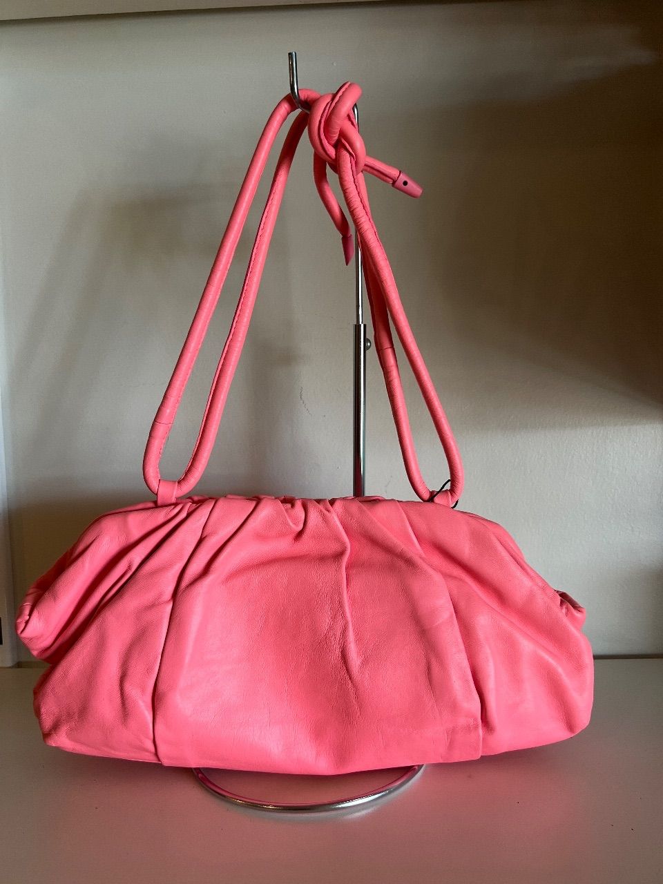 Bolsa pouch franzida couro rosa flúor — foto 3