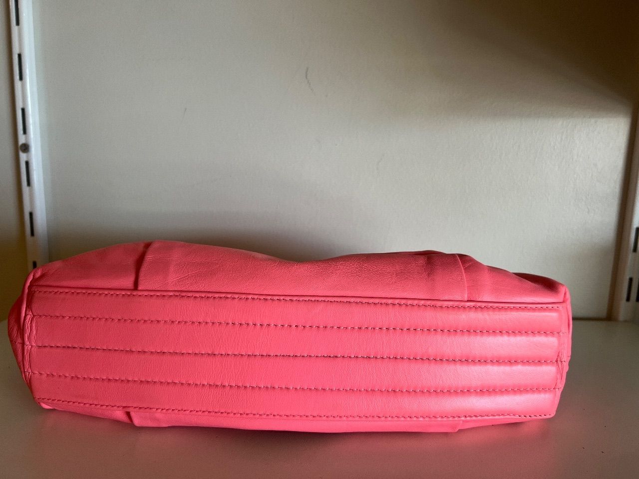 Bolsa pouch franzida couro rosa flúor — foto 4