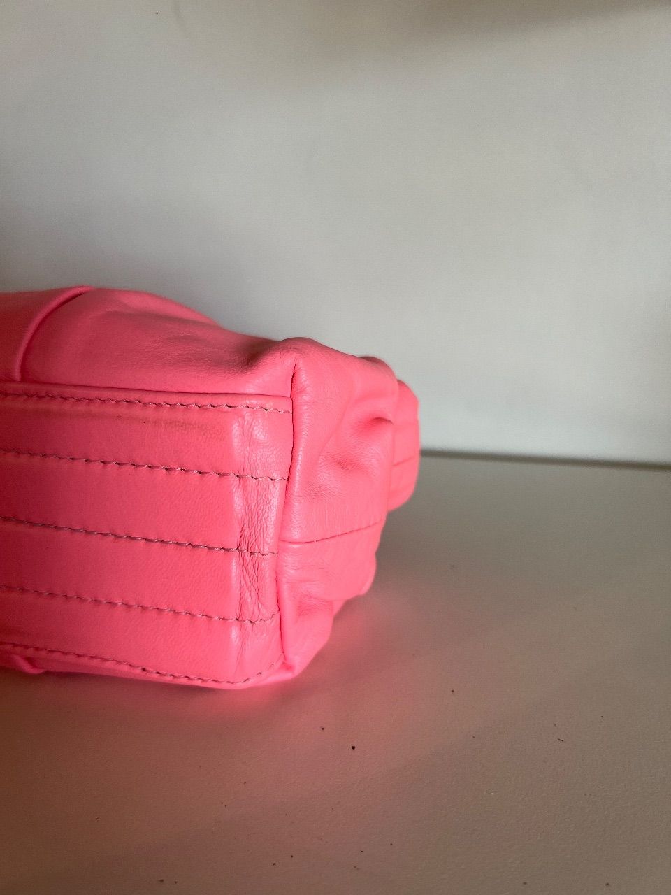 Bolsa pouch franzida couro rosa flúor — foto 5