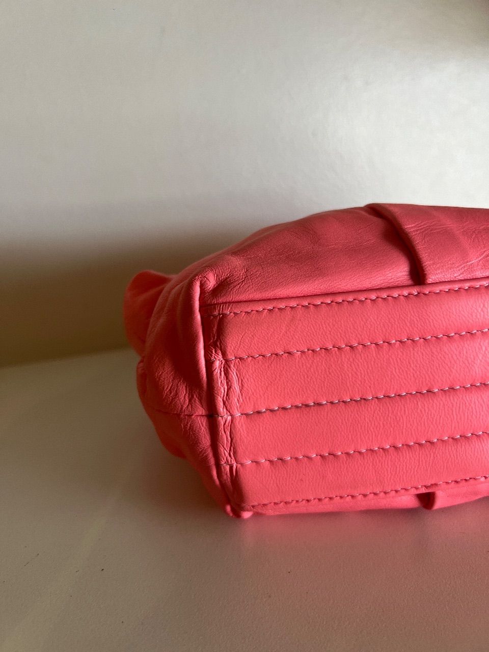 Bolsa pouch franzida couro rosa flúor — foto 6