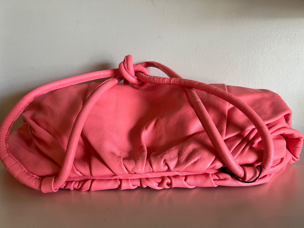 Bolsa pouch franzida couro rosa flúor — foto 7