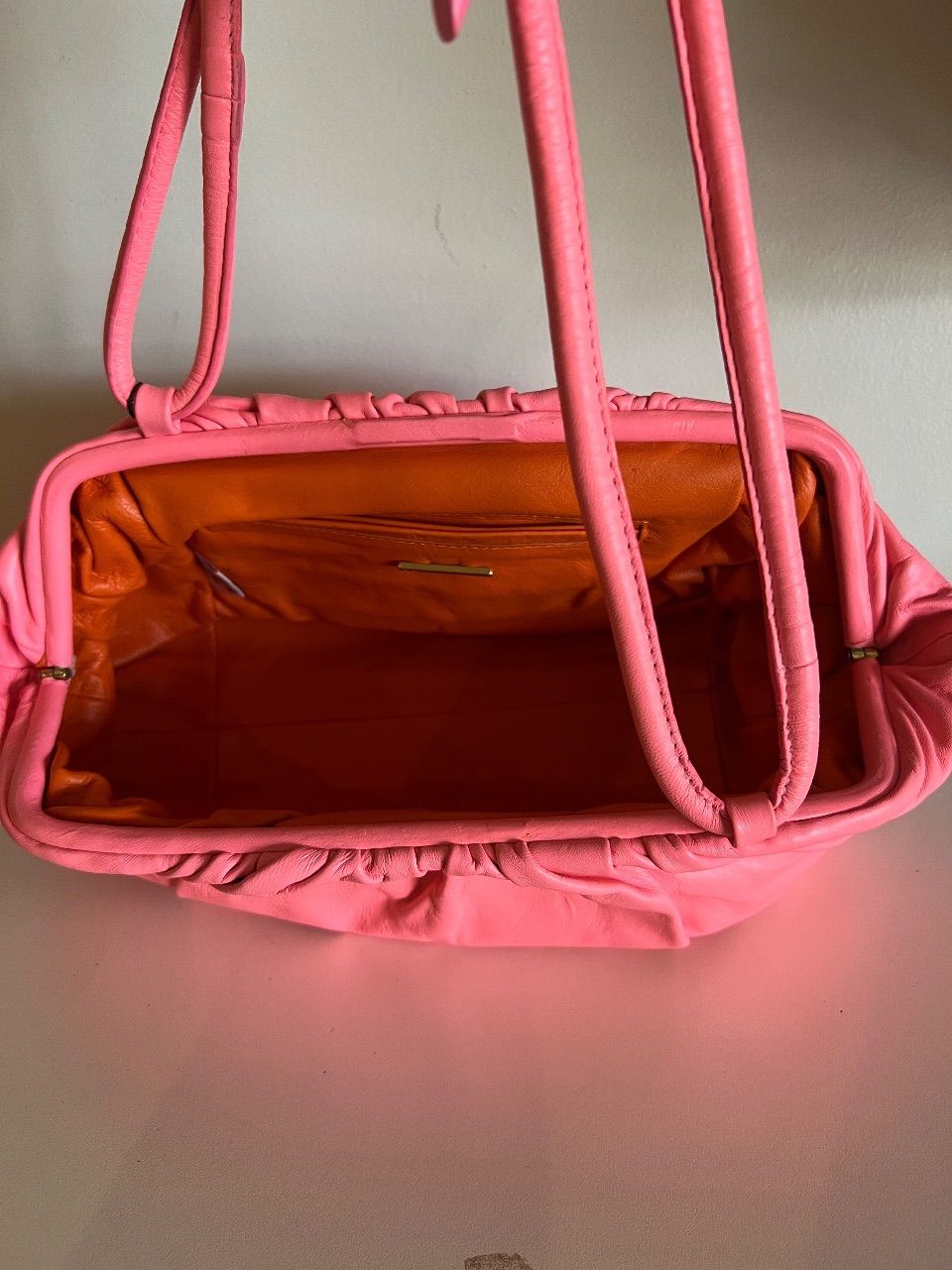 Bolsa pouch franzida couro rosa flúor — foto 8