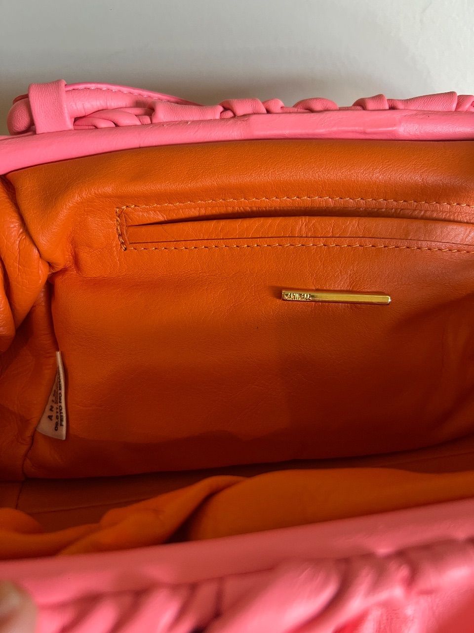 Bolsa pouch franzida couro rosa flúor — foto 9