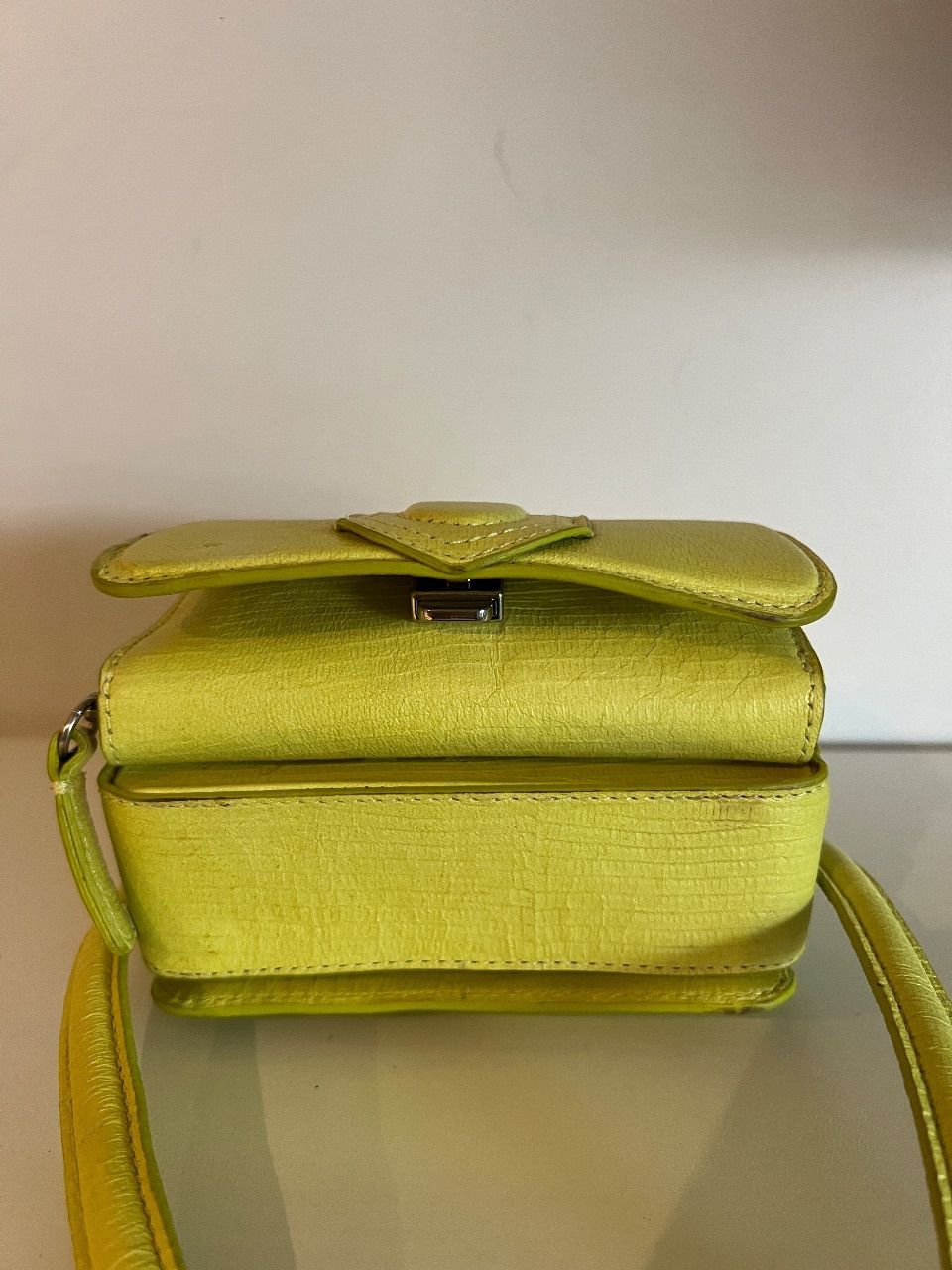Bolsa crossbody couro amarelo neon — foto 3
