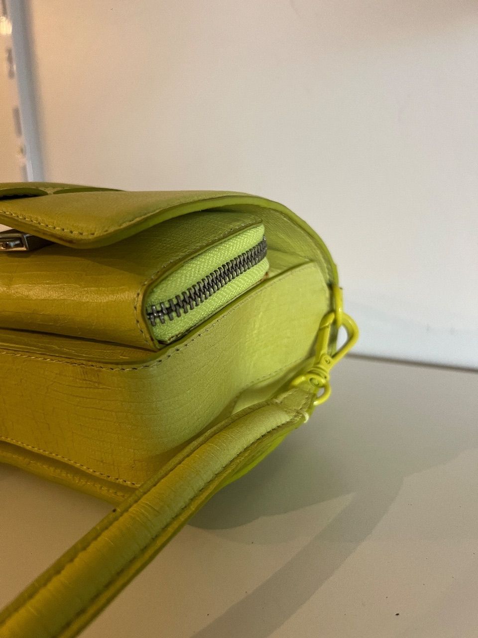 Bolsa crossbody couro amarelo neon — foto 4