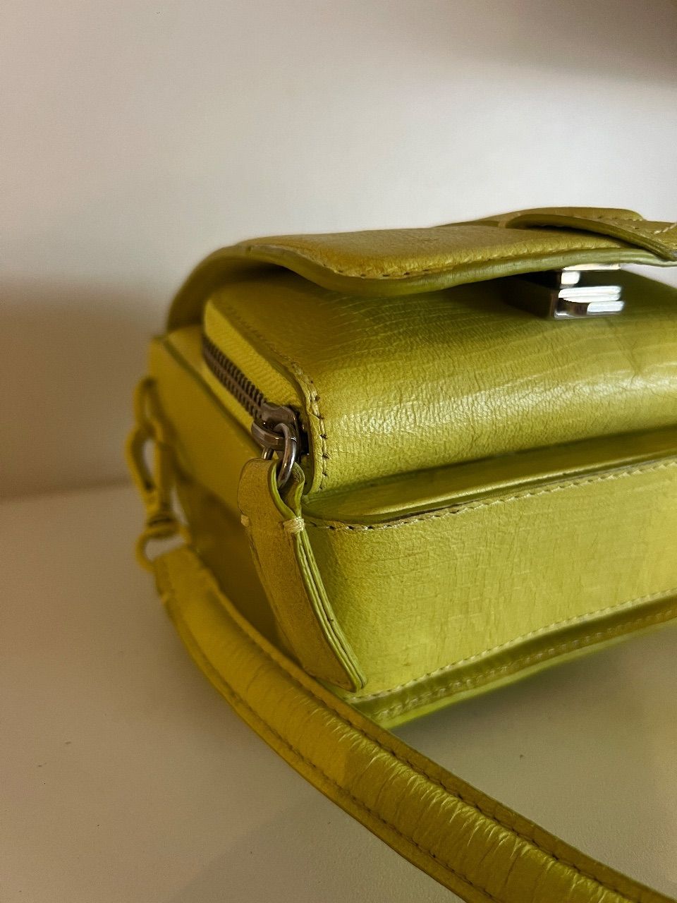 Bolsa crossbody couro amarelo neon — foto 5