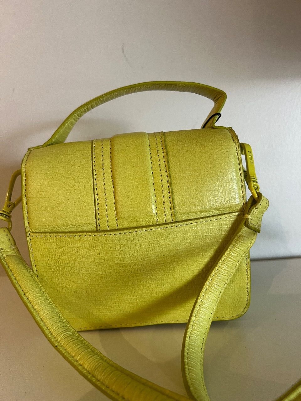 Bolsa crossbody couro amarelo neon — foto 6