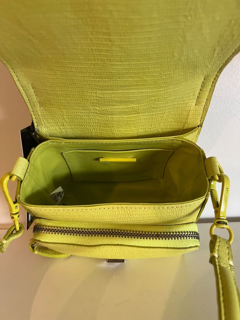 Bolsa crossbody couro amarelo neon — foto 7