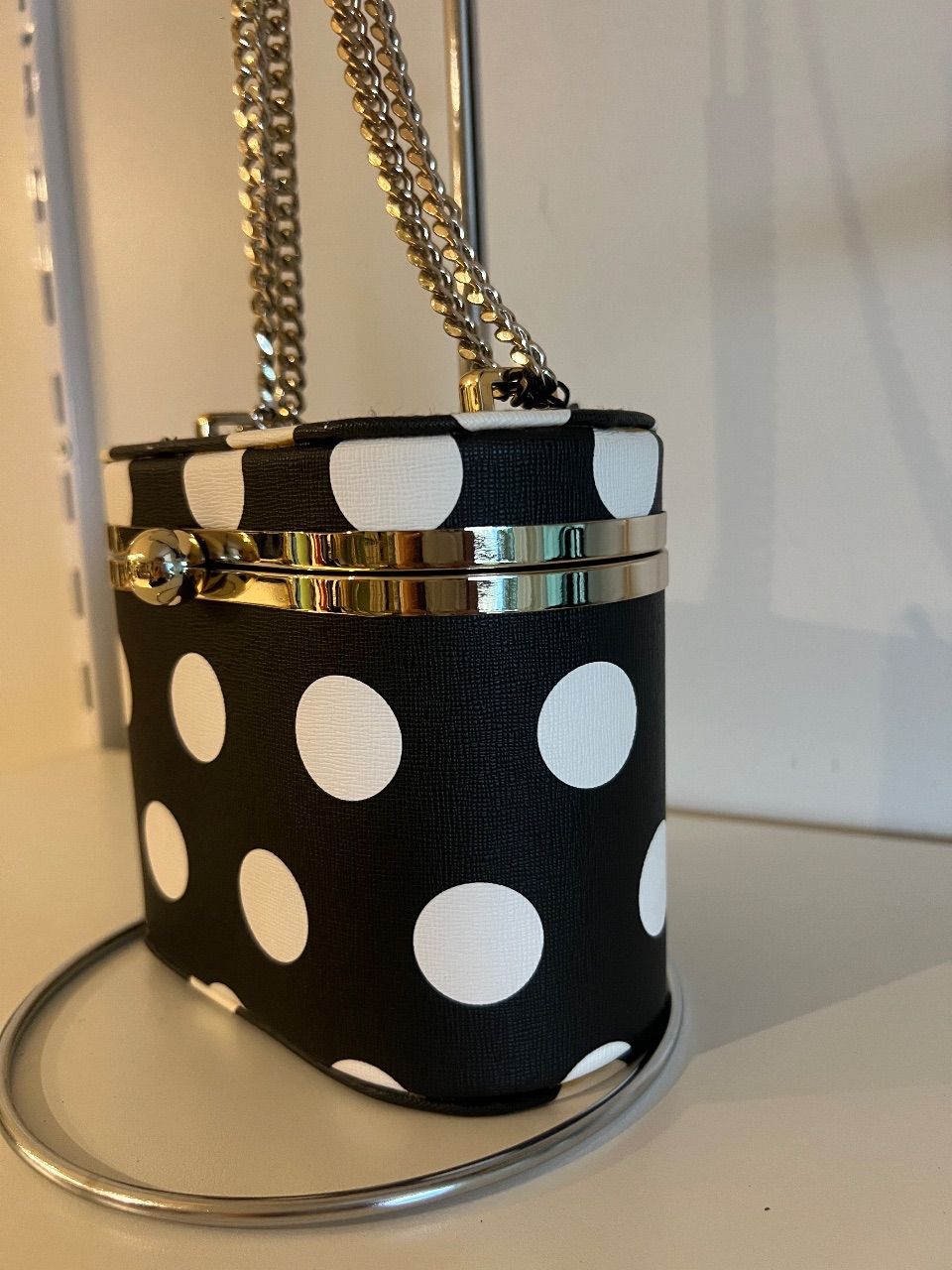 Bolsa baú poá preto e branco com corrente dourada — foto 2