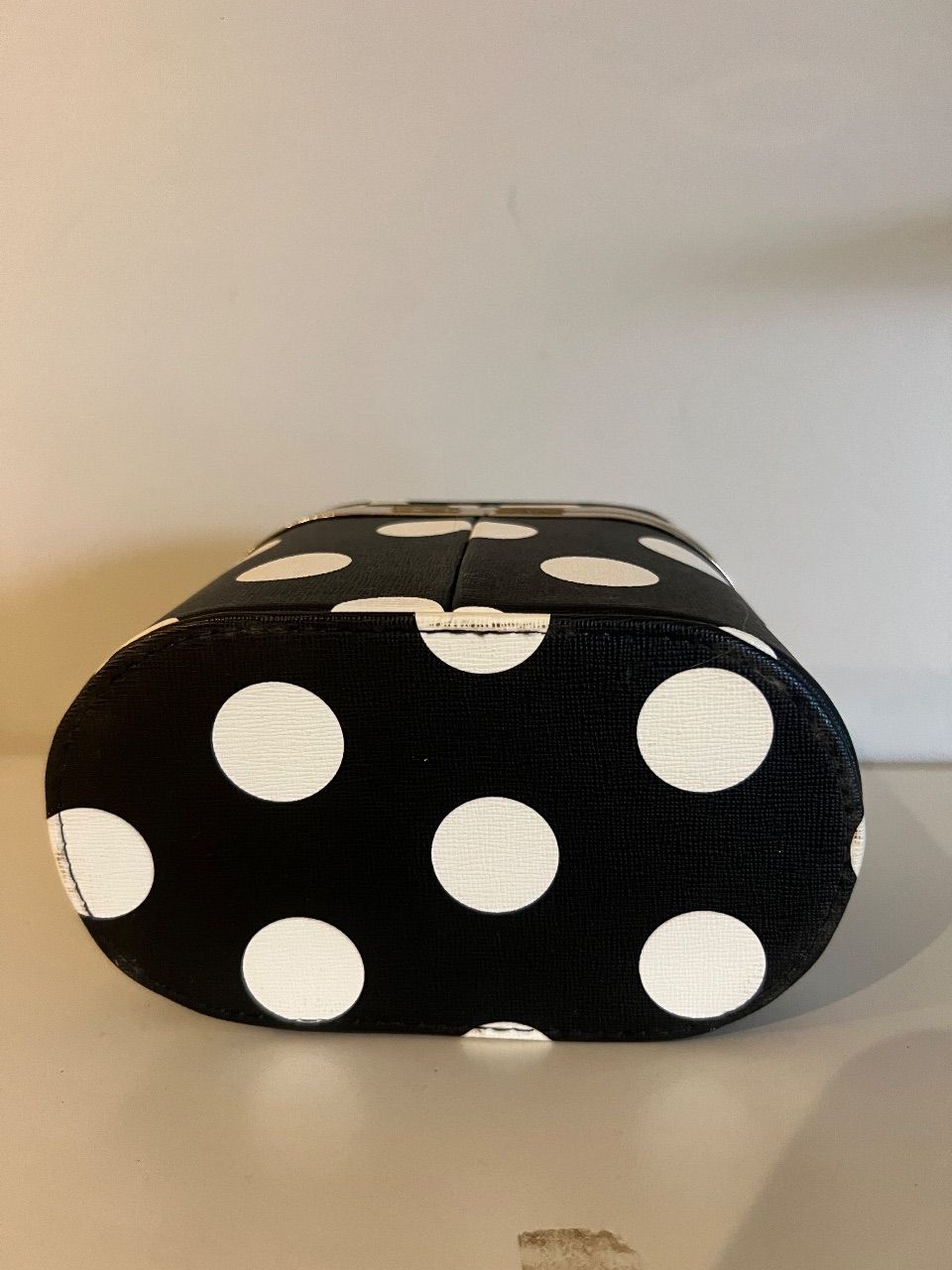Bolsa baú poá preto e branco com corrente dourada — foto 3