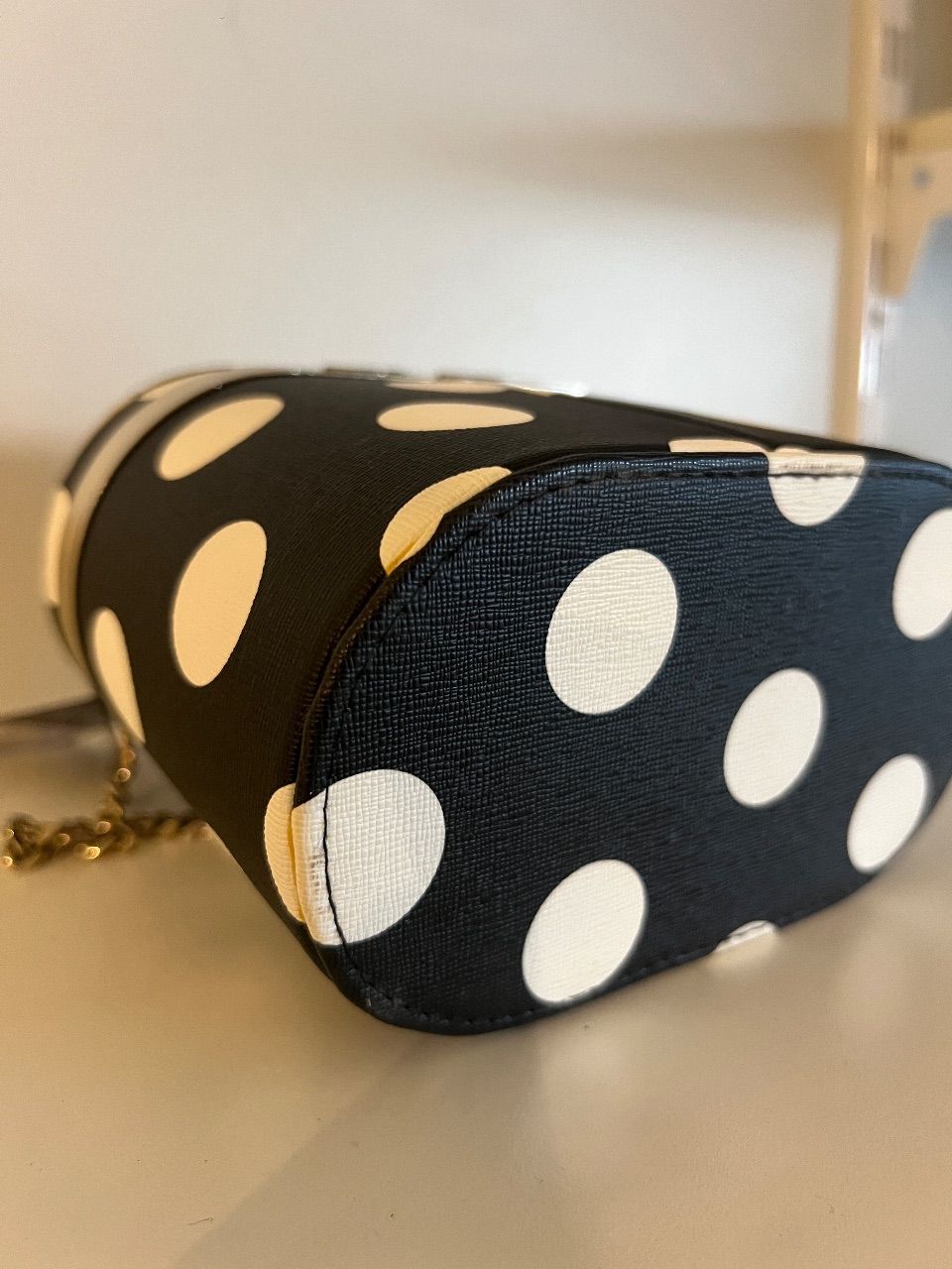 Bolsa baú poá preto e branco com corrente dourada — foto 4