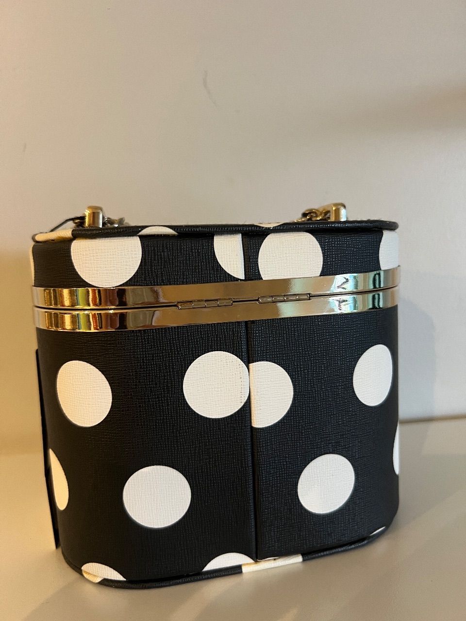 Bolsa baú poá preto e branco com corrente dourada — foto 5