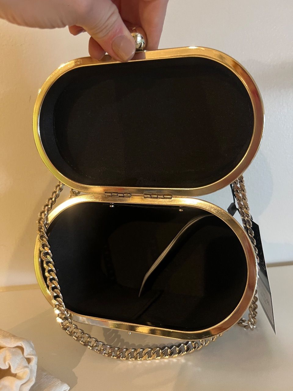 Bolsa baú poá preto e branco com corrente dourada — foto 6