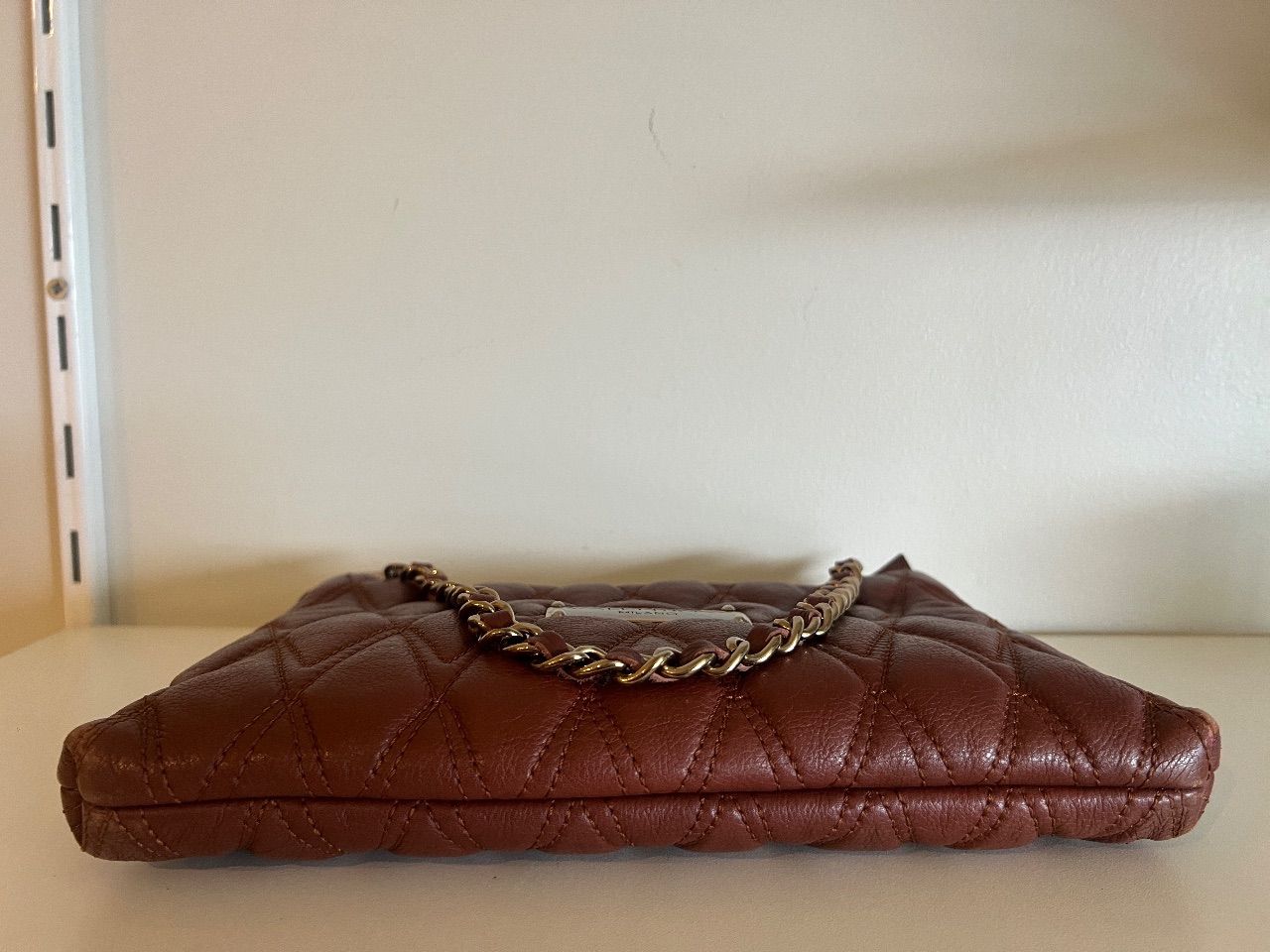 Bolsa clutch matelassê vinho com corrente — foto 3