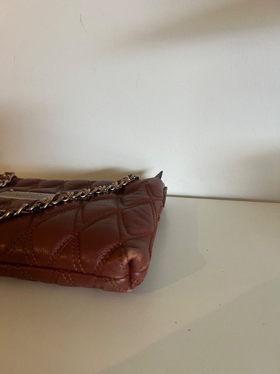 Bolsa clutch matelassê vinho com corrente — foto 4