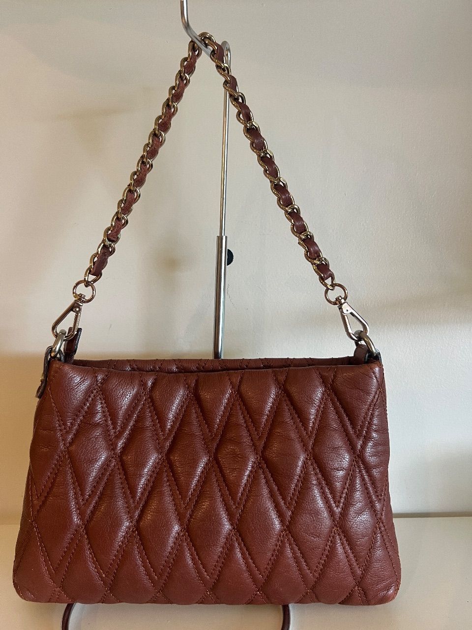 Bolsa clutch matelassê vinho com corrente — foto 5