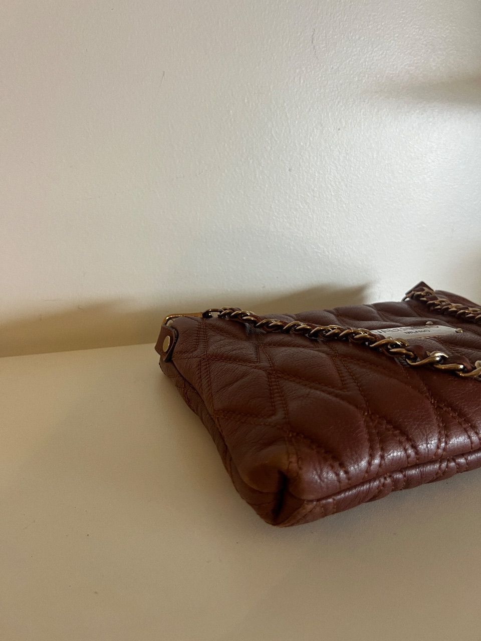Bolsa clutch matelassê vinho com corrente — foto 6