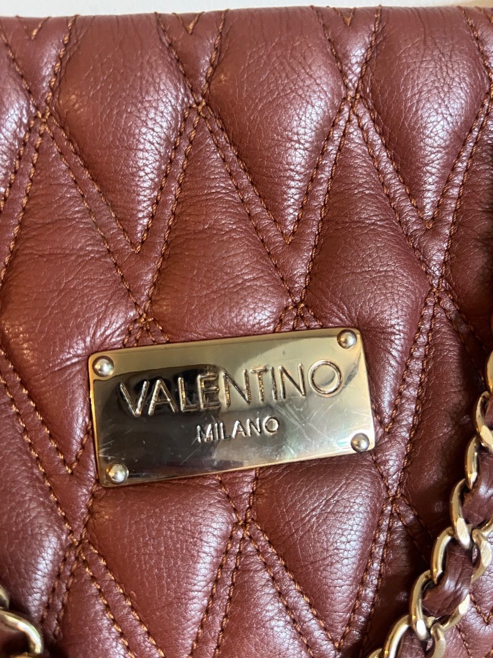 Bolsa clutch matelassê vinho com corrente — foto 7