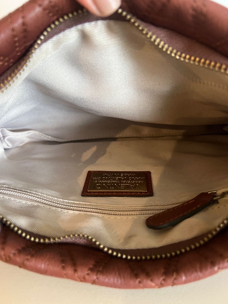 Bolsa clutch matelassê vinho com corrente — foto 9