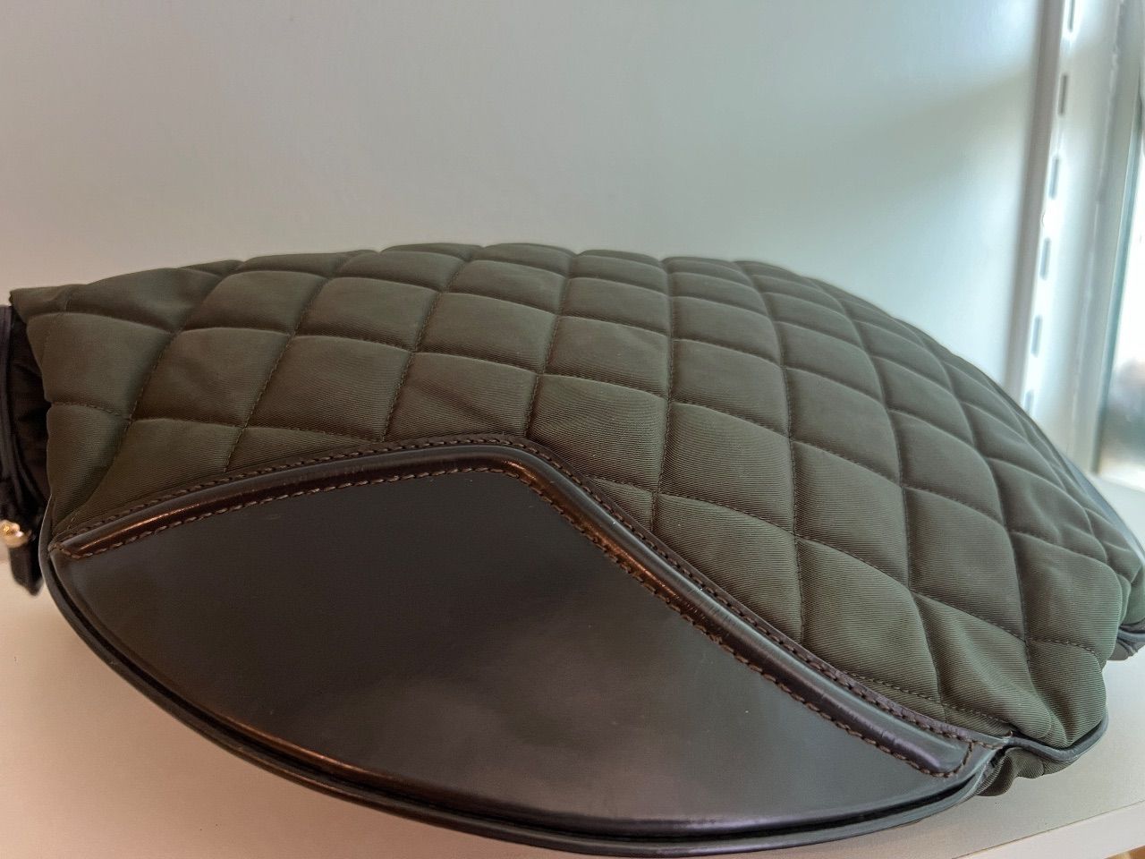 Bolsa hobo matelassê nylon verde musgo — foto 6