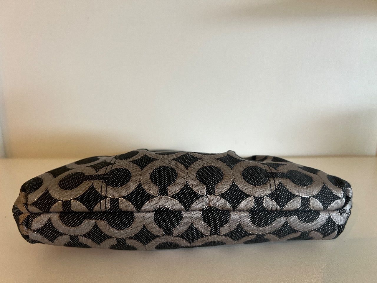 Bolsa clutch Op Art cinza e prata — foto 3