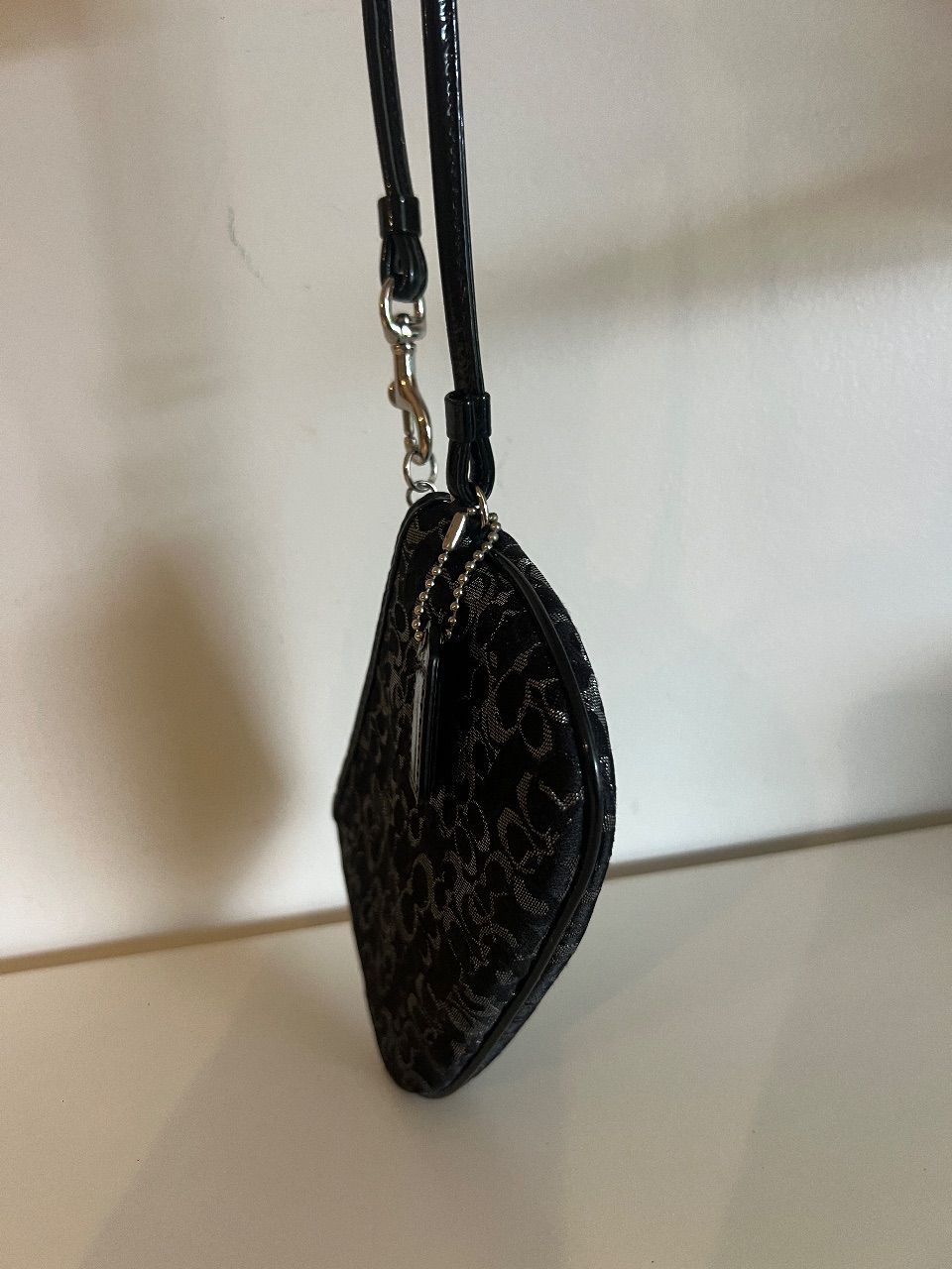 Bolsa wristlet Signature preta — foto 2