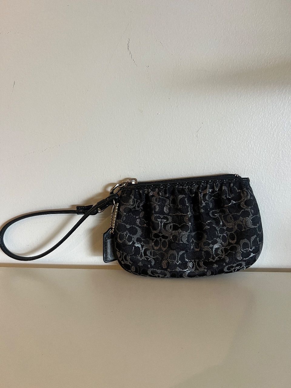 Bolsa wristlet Signature preta — foto 3