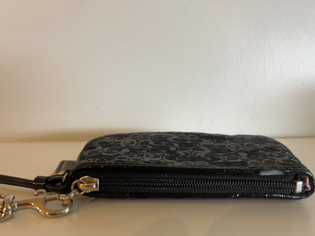 Bolsa wristlet Signature preta — foto 4