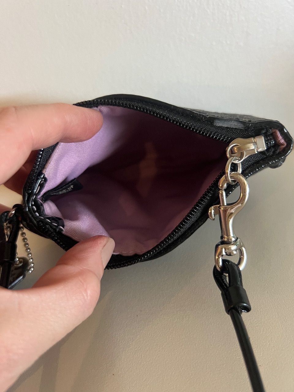 Bolsa wristlet Signature preta — foto 5